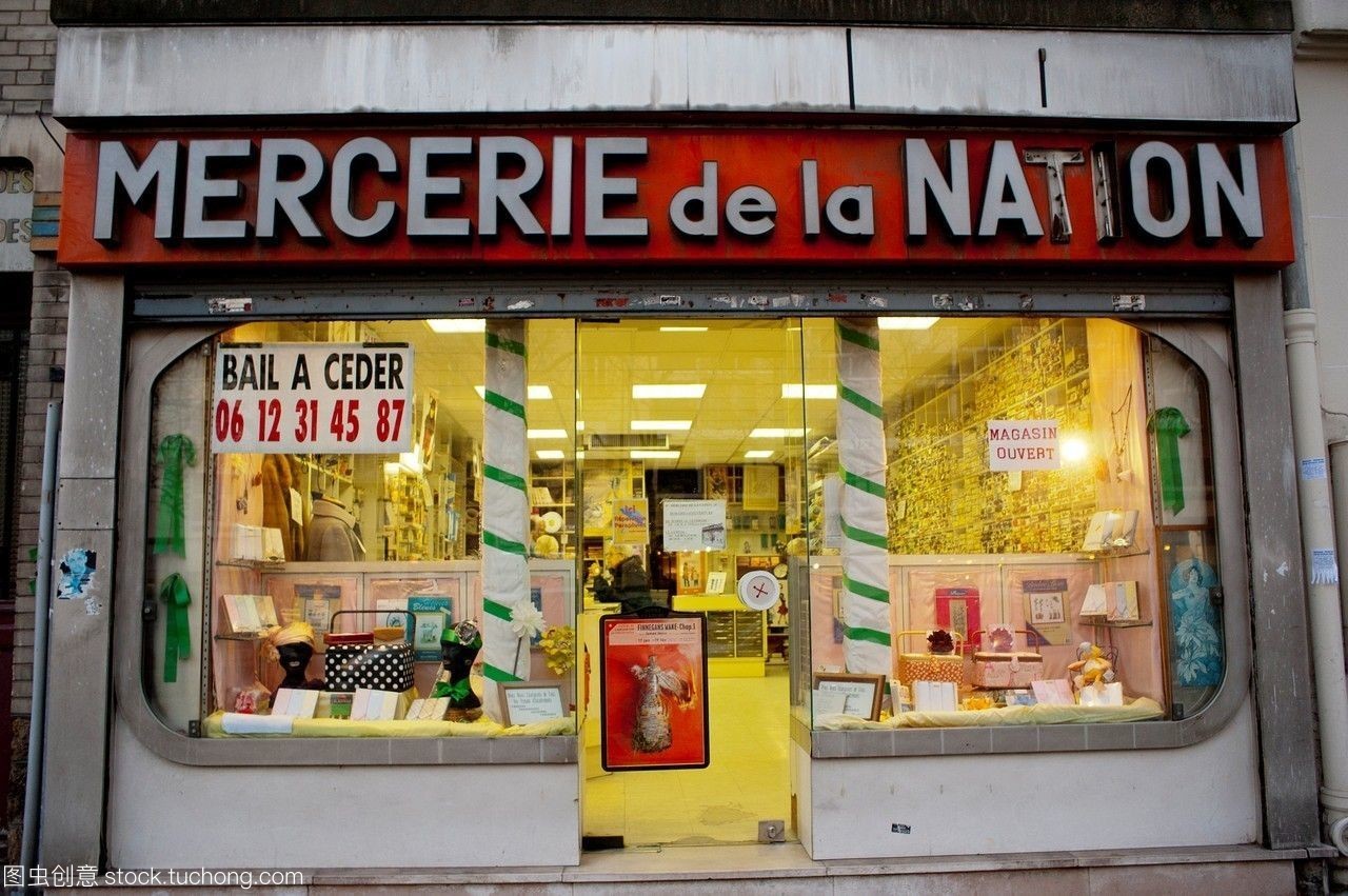 巴黎,法國(guó),1月在小商店銷(xiāo)售,商店櫥窗標(biāo)志